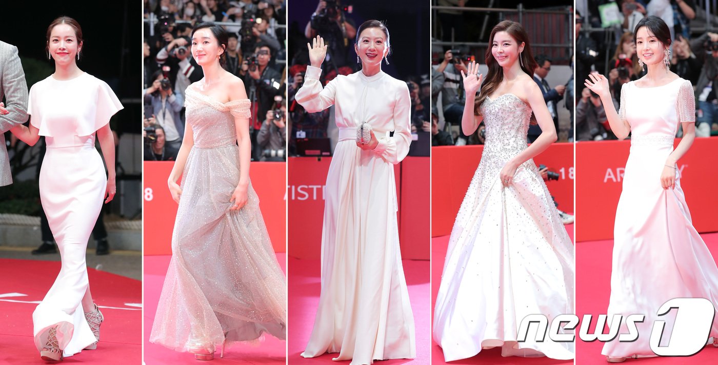 본문 이미지 - 배우 한지민&#40;왼쪽부터&#41;, 수애, 김희애, 김규리, 남규리가 4일 오후 부산 해운대구 영화의 전당에서 열린 제23회 부산국제영화제&#40;BIFF&#41; 개막식에 참석해 레드카펫을 밟고 있다. 2018.10.4/뉴스1 ⓒ News1 권현진 기자