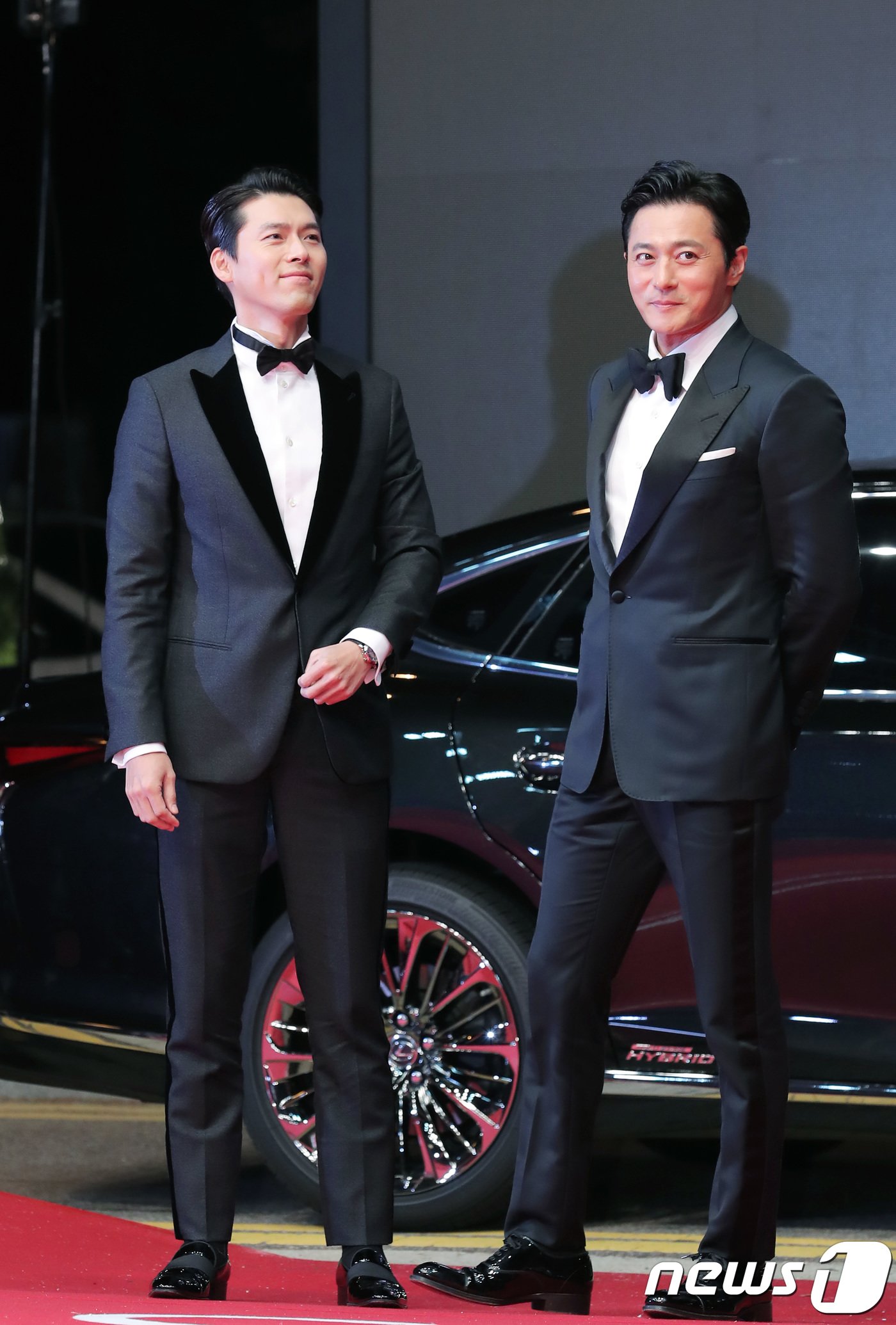 본문 이미지 - 배우 현빈-장동건&#40;오른쪽&#41;이 4일 오후 부산 해운대구 영화의 전당에서 열린 제23회 부산국제영화제&#40;BIFF&#41; 개막식에 참석해 레드카펫을 밟고 있다. 2018.10.4/뉴스1 ⓒ News1 권현진 기자