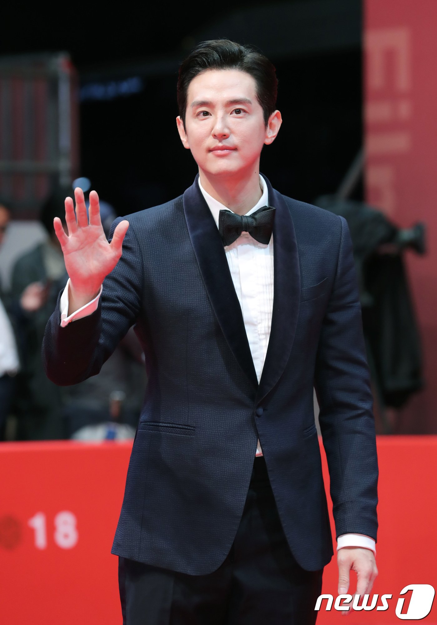 본문 이미지 - 배우 권율이 4일 오후 부산 해운대구 영화의 전당에서 열린 제23회 부산국제영화제&#40;BIFF&#41; 개막식에 참석해 레드카펫을 밟고 있다. 2018.10.4/뉴스1 ⓒ News1 권현진 기자