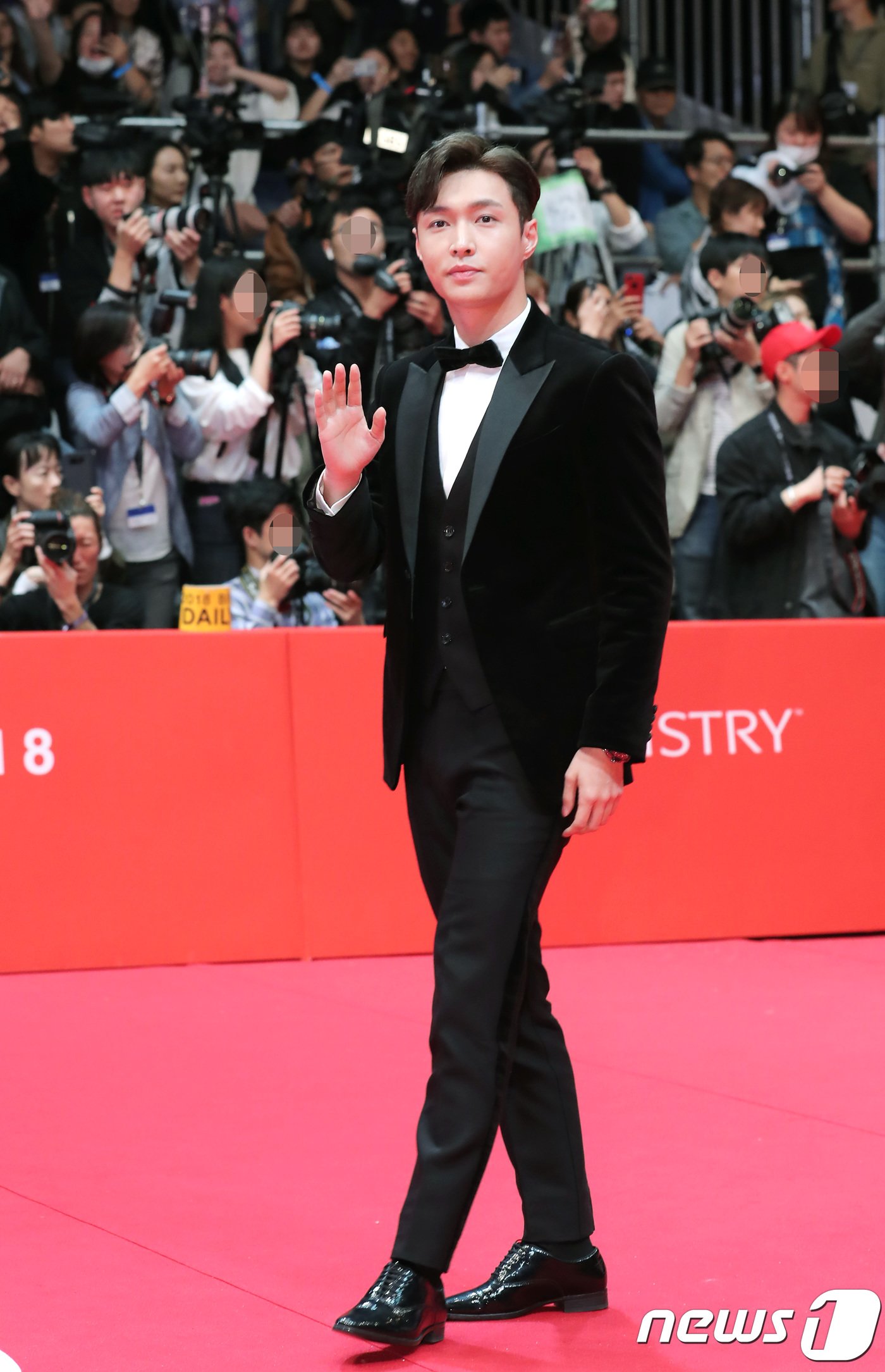 본문 이미지 - 엑소 레이가 4일 오후 부산 해운대구 영화의 전당에서 열린 제23회 부산국제영화제&#40;BIFF&#41; 개막식에 참석해 레드카펫을 밟고 있다. 2018.10.4/뉴스1 ⓒ News1 권현진 기자
