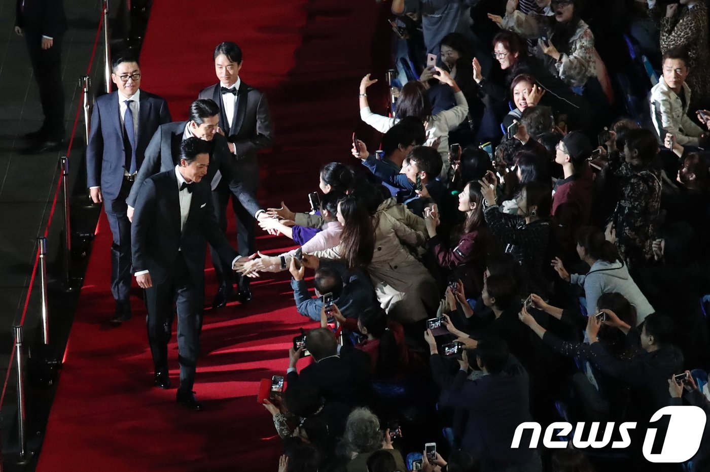 4일 오후 부산 해운대구 영화의전당 야외무대에서 열린 &#39;제23회 부산국제영화제 개막식&#39;에서 배우 장동건, 현빈, 조우진 감독 김성훈이 레드카펫을 밟으며 입장하고 있다. 부산국제영화제는 4일부터 13일까지 열흘간 열린다. 2018.10.4/뉴스1 ⓒ News1 여주연 기자