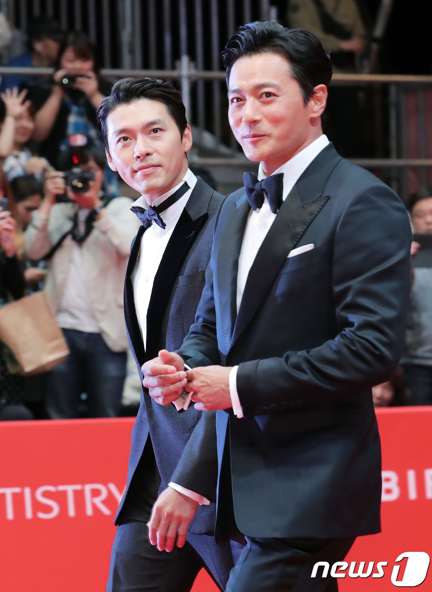 본문 이미지 - 배우 현빈, 장동건&#40;오른쪽&#41;이 4일 오후 부산 해운대구 영화의 전당에서 열린 제23회 부산국제영화제&#40;BIFF&#41; 개막식에 참석해 레드카펫을 밟고 있다. 2018.10.4/뉴스1 ⓒ News1 권현진 기자