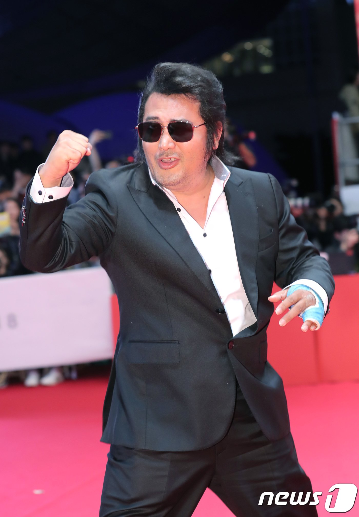 본문 이미지 - 배우 김보성이 4일 오후 부산 해운대구 영화의 전당에서 열린 제23회 부산국제영화제&#40;BIFF&#41; 개막식에 참석해 레드카펫을 밟고 있다. 2018.10.4/뉴스1 ⓒ News1 권현진 기자