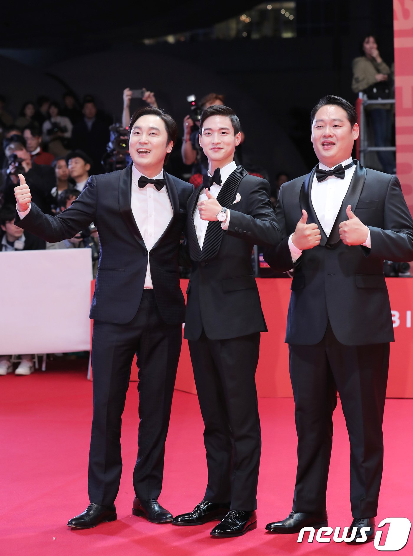 본문 이미지 - 배우 서현우&#40;왼쪽부터&#41;, 장동윤, 이유준이 4일 오후 부산 해운대구 영의 전당에서 열린 제23회 부산국제영화제&#40;BIFF&#41; 개막식 레드카펫 행사에 참석해 포즈를 취하고 있다. 2018.10.4/뉴스1 ⓒ News1 권현진 기자