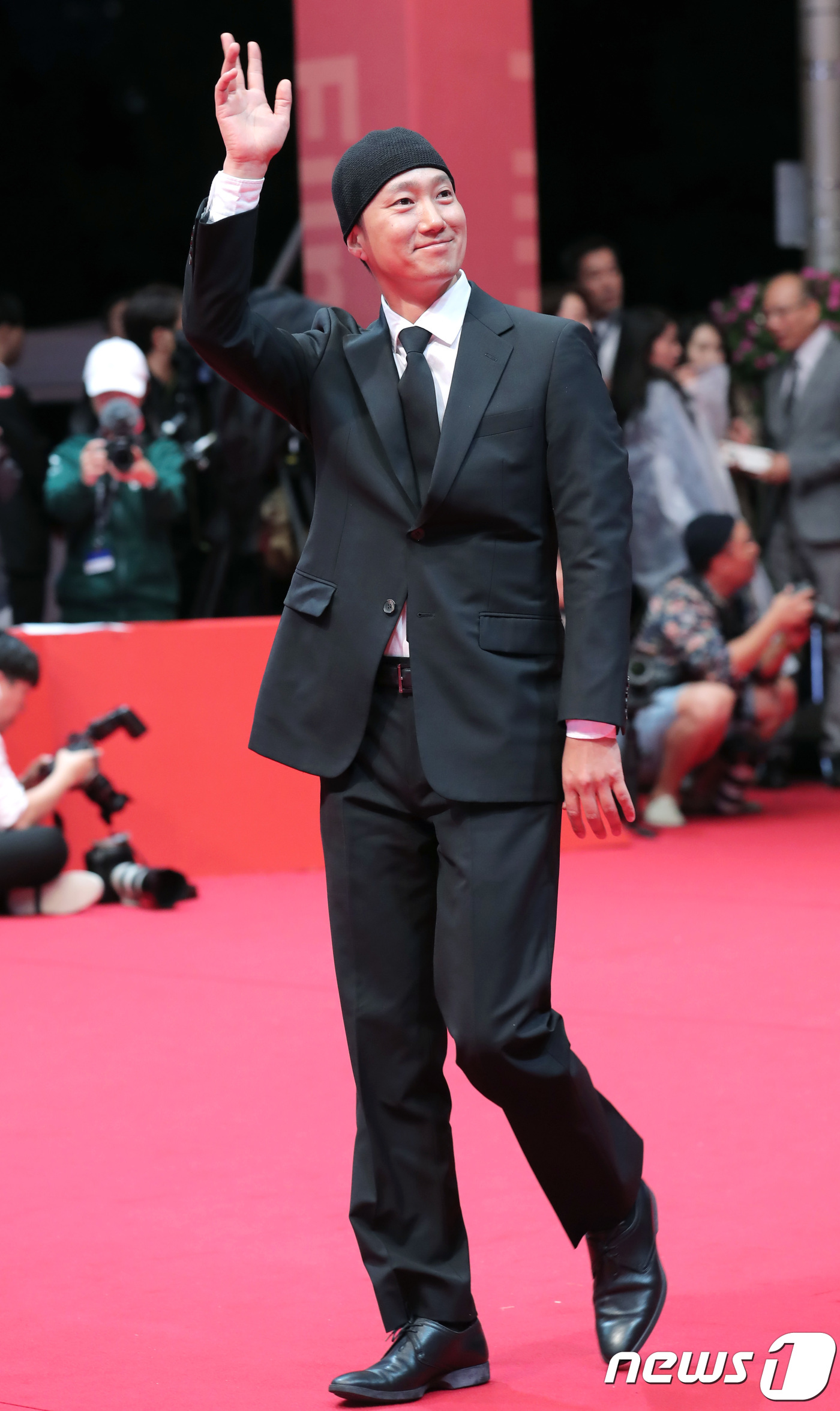 (부산=뉴스1) 권현진 기자 = 배우 박해일 4일 오후 부산 해운대구 영화의 전당에서 열린 제23회 부산국제영화제(BIFF) 개막식에 검정 정장에 비니를 쓰고 참석해 레드카펫을 밟 …