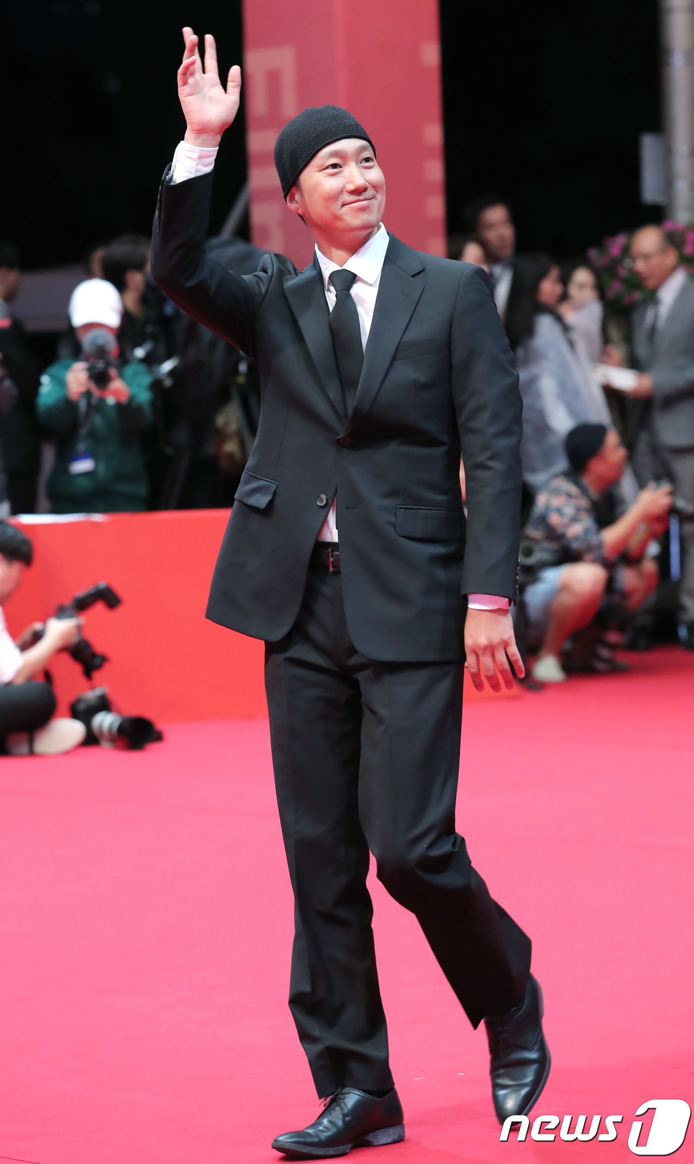 본문 이미지 - 배우 박해일 4일 오후 부산 해운대구 영화의 전당에서 열린 제23회 부산국제영화제&#40;BIFF&#41; 개막식에 검정 정장에 비니를 쓰고 참석해 레드카펫을 밟고 있다. 2018.10.4/뉴스1 ⓒ News1 권현진 기자