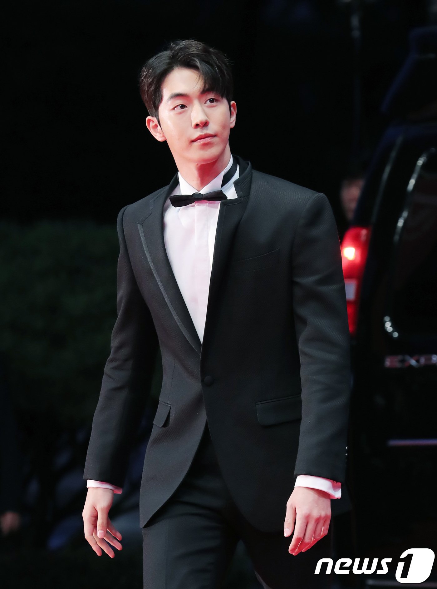 본문 이미지 - 배우 남주혁이 4일 오후 부산 해운대구 영화의 전당에서 열린 제23회 부산국제영화제&#40;BIFF&#41; 개막식에 참석해 레드카펫을 밟고 있다. 2018.10.4/뉴스1 ⓒ News1 권현진 기자