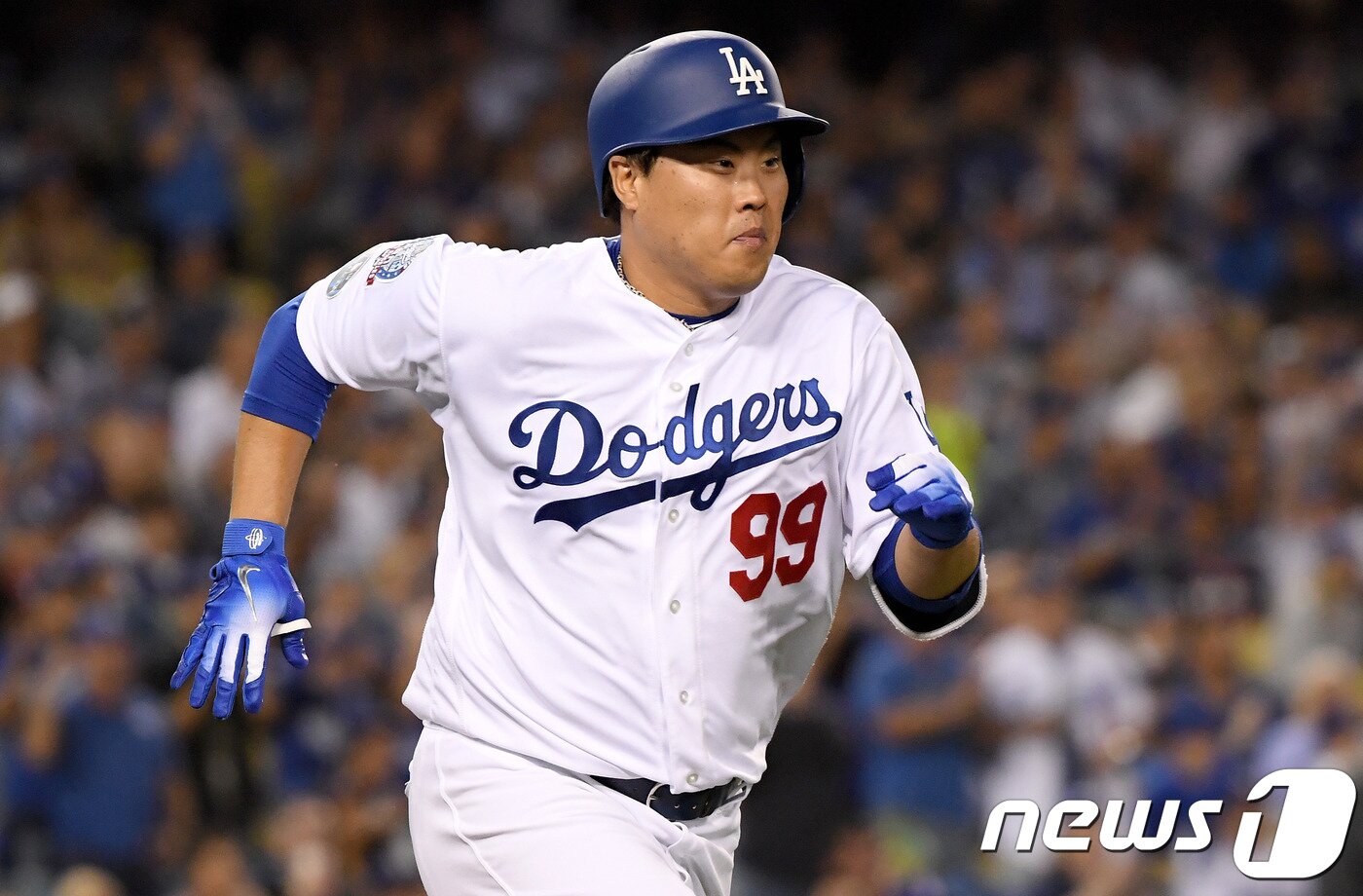 본문 이미지 - 류현진이 5일(한국시간) 미국 캘리포니아주 로스엔젤레스의 다저스타디움에서 열린 2018 메이저리그 내셔널리그 디비전시리즈 애틀랜타 브레이브스와의 1차전에서 4회말 안타를 치고 출루에 성공했다. ⓒ AFP=News1