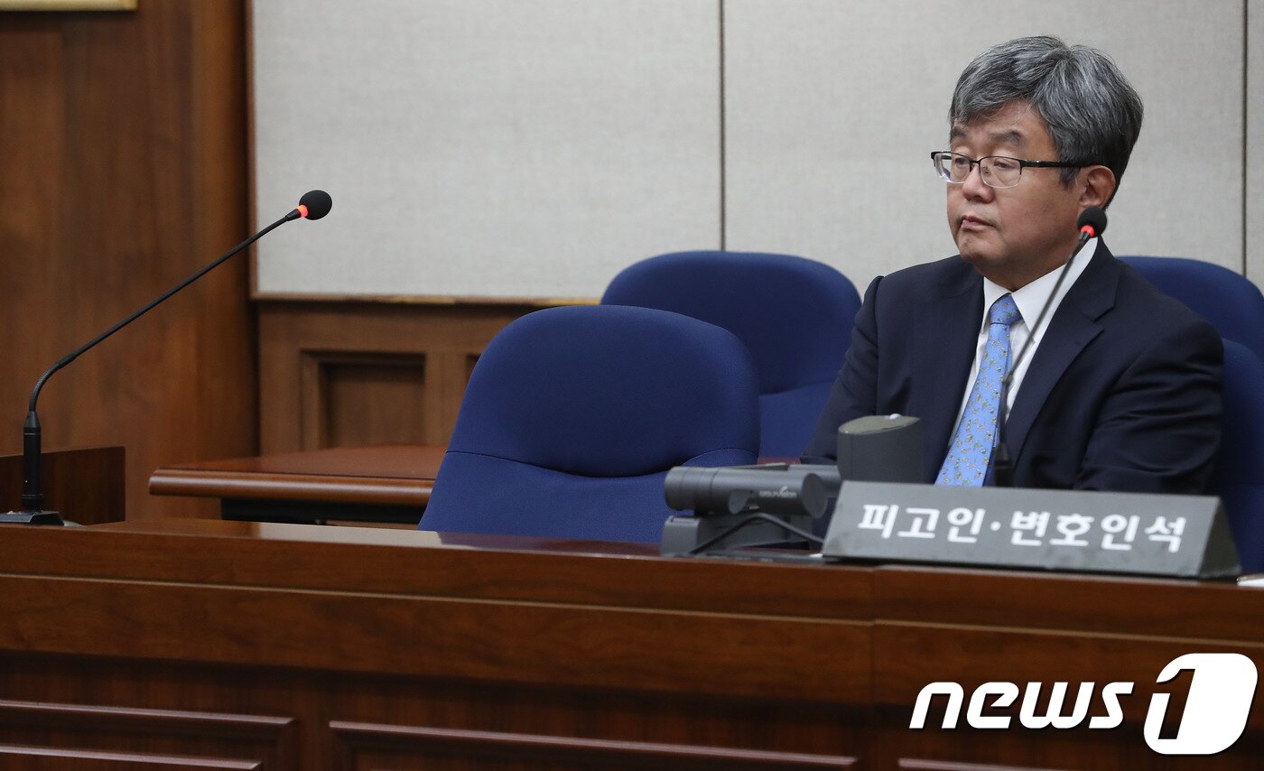 본문 이미지 - 이명박 전 대통령의 1심 선고 공판이 5일 오후 서울 서초동 서울중앙지법 417호 대법정에서 열리고 있다. 자동차 부품사 &#39;다스&#39;의 자금을 횡령하고 삼성 등에서 거액의 뇌물을 챙긴 혐의로 기소된 이 전 대통령은 건강상의 이유로 불출석 해 피고인석이 버어있다.2018.10.5/뉴스1 ⓒ News1 사진공동취재단