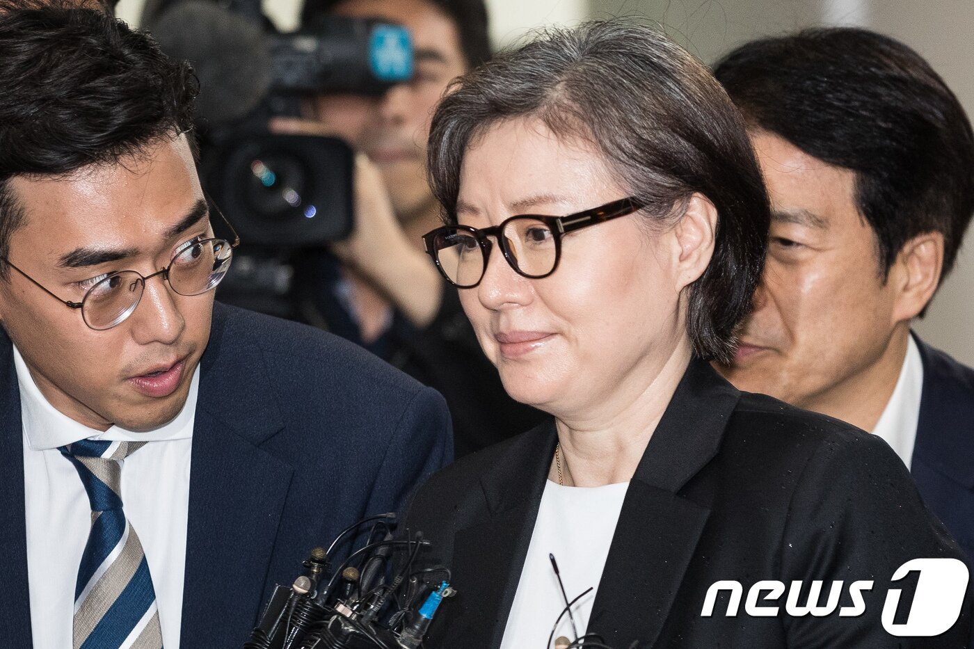 본문 이미지 - 신격호 롯데그룹 총괄 명예회장과 사실혼 관계인 서미경씨가 5일 서울 서초구 중앙지법에서 열린 '경영 비리' 특정경제범죄 가중처벌법상 횡령 등 항소심 선고 공판에 출석하고 있다. 2018.10.5/뉴스1 ⓒ News1 유승관 기자