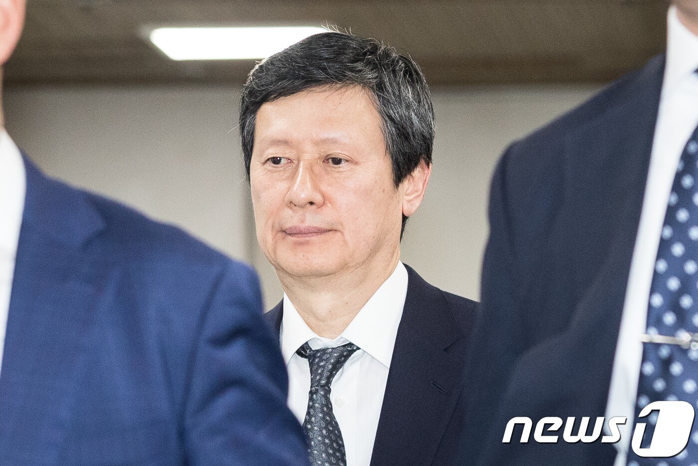 본문 이미지 - 신동주 전 롯데홀딩스 부회장이 5일 서울 서초구 중앙지법에서 열린 '경영 비리' 특정경제범죄 가중처벌법상 횡령 등 항소심 선고 공판에서 원심과 같은 무죄를 선고 받고 법원을 나서고 있다. 2018.10.5/뉴스1 ⓒ News1 유승관 기자