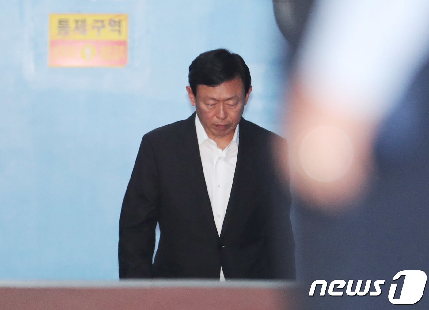 (서울=뉴스1) 이재명 기자 = '비선실세' 최순실씨에게 70억원의 뇌물을 준 혐의로 재판에 넘겨진 신동빈 롯데그룹 회장이 5일 서울 서초구 서울고등법원에서 열린 선고공판을 마치고 …