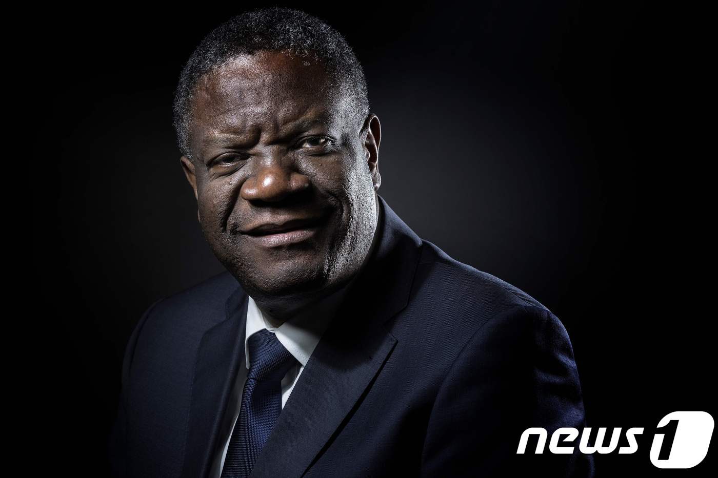 (AFP=뉴스1) 포토공용 기자 = 콩고에서 성폭력 피해 여성 치료에 매진한 드니 무퀘게가 2018년 노벨 평화상을 수상했다.노르웨이 노벨위원회는 5일(현지시간) 전시 성범죄 종식 …