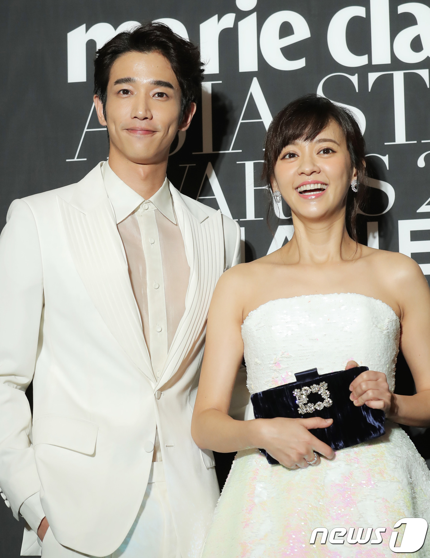 (서울=뉴스1) 권현진 기자 = 대반 배우 류이호, 진의함(오른쪽)이 5일 부산 해운대구 해운대 그랜드 호텔에서 열린 ‘마리끌레르 아시아 스타 어워즈’ 레드카펫 행사에 참석해 미소 …