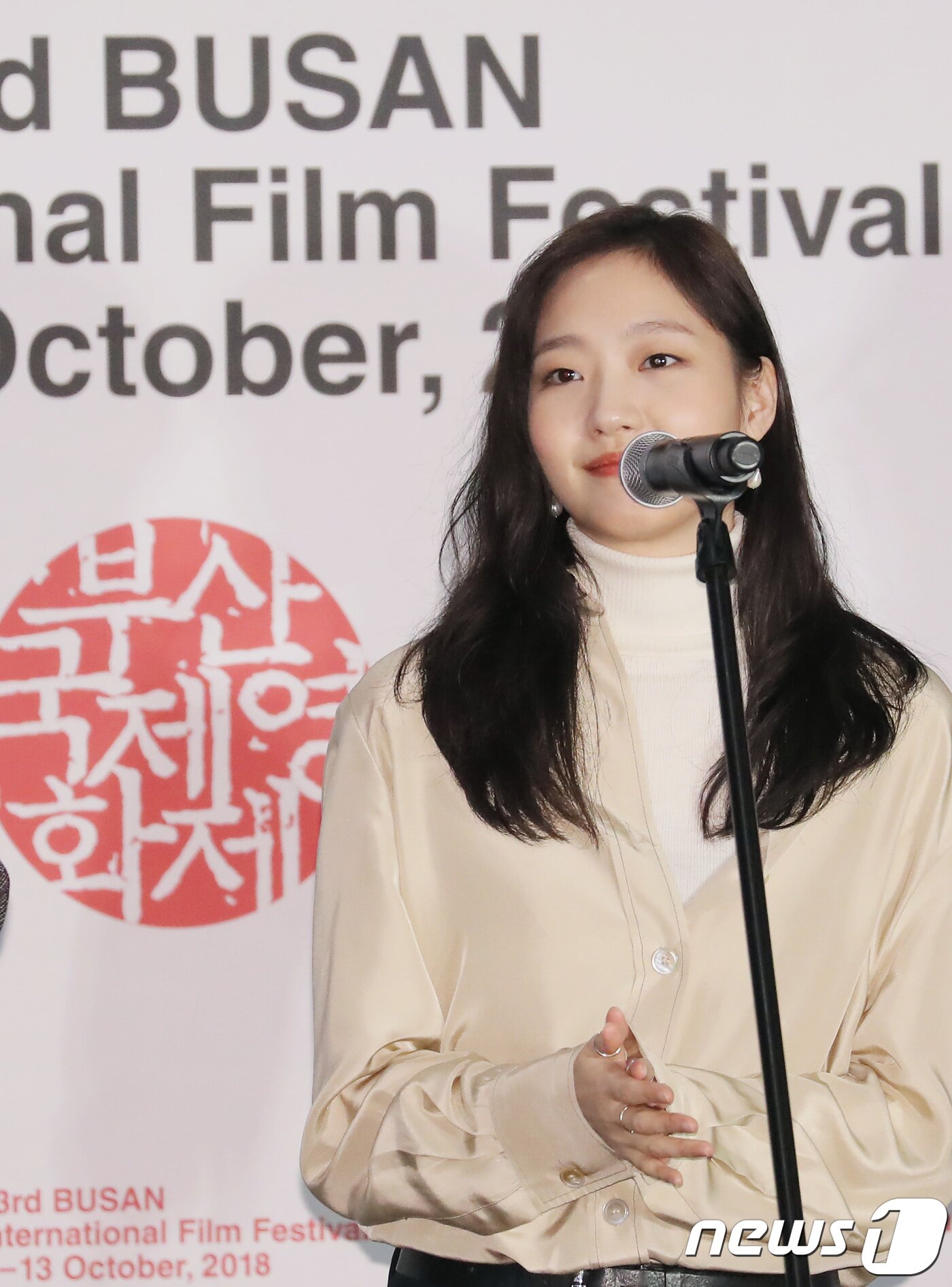 본문 이미지 - 배우 김고은이 6일 오후 부산 영화의전당 시네마운틴에서 열린 ‘변산' 무대인사에 참석해 미소를 짓고 있다. 2018.10.6/뉴스1 ⓒ News1 권현진 기자