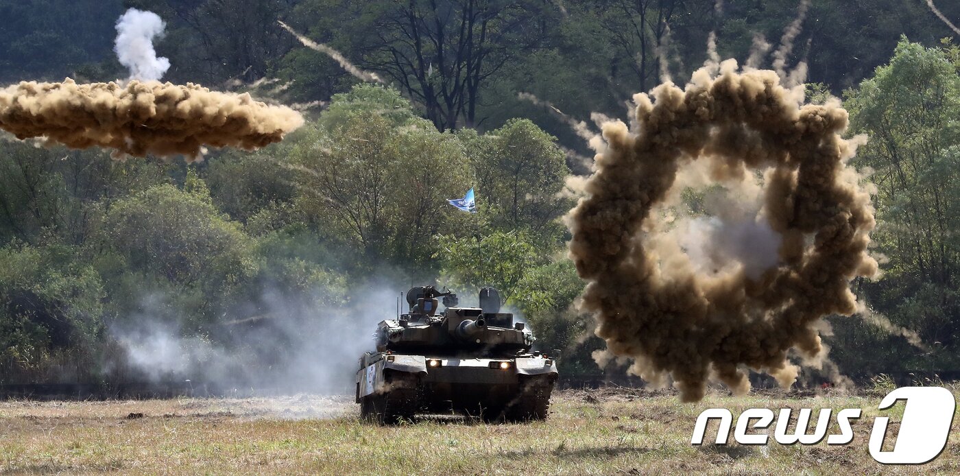 본문 이미지 -  K2 전차가 기동시범을 하고 있다. 2018.10.7/뉴스1 ⓒ News1 장수영 기자
