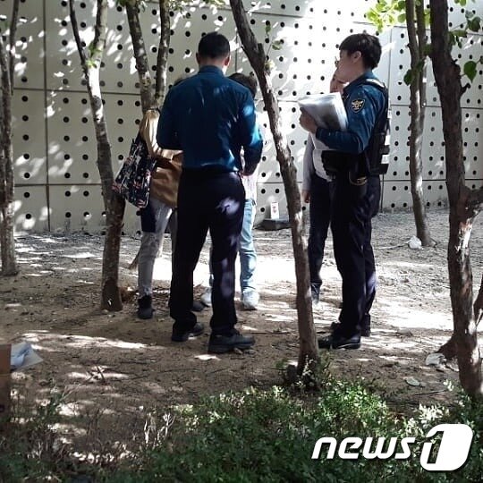 본문 이미지 - 신고를 받고 출동한 경찰이 현장을 둘러보는 모습.(사진 부천시동물보호명예감시원 정진우씨 제공)ⓒ News1