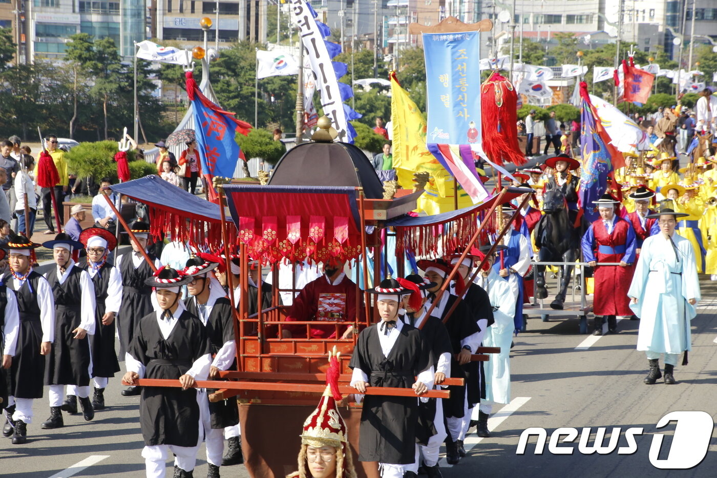 본문 이미지 - 7일 경북 영천시 일원에서 열린 조선통신사행렬 재현행사에서 취타대들이 대북을 앞세우고 시가지를 행진하고 있다. 조선통신사는 1607년 일본의 요청으로 204년간 12차례 일본으로 갔던 조선의 문화,외교사절단이다. 2018.10.7/뉴스1 ⓒ News1 정우용 기자