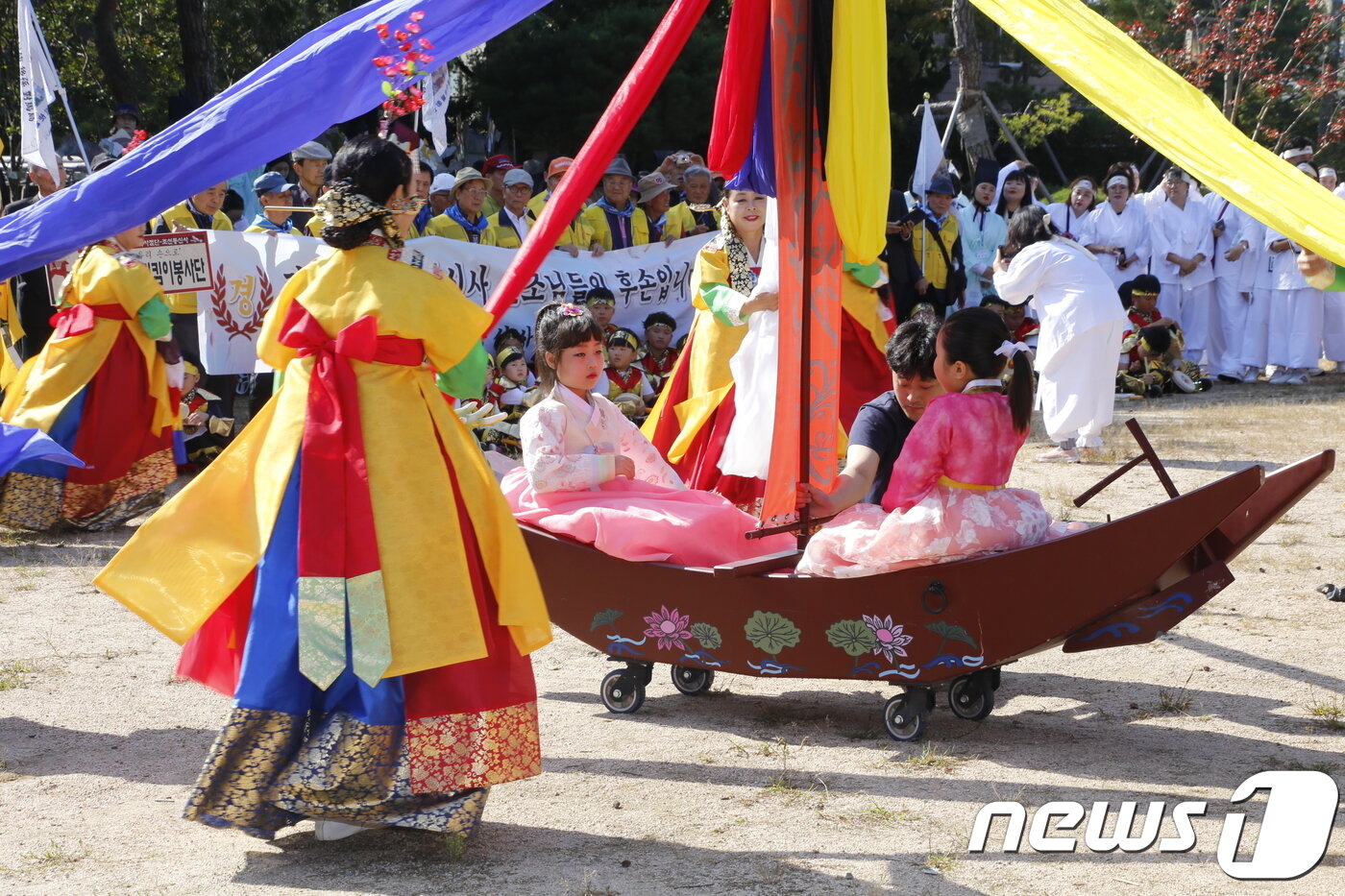 본문 이미지 - 7일 경북 영천시 일원에서 열린 조선통신사 행사 전별연에서 '배따라기' 공연이 펼쳐지고 있다. 조선통신사는 1607년 일본의 요청으로 204년간 12차례 일본으로 갔던 조선의 문화,외교사절단이다. 2018.10.7/뉴스1 ⓒ News1 정우용 기자