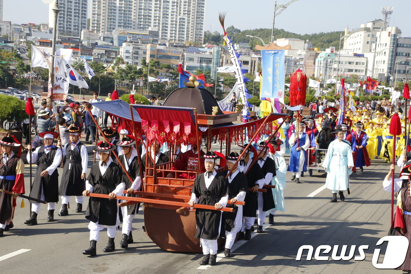 본문 이미지 - 7일 경북 영천시 일원에서 열린 조선통신사행렬 재현행사에서 지역수령들이 시가지를 행진하고 있다. 조선통신사는 1607년 일본의 요청으로 204년간 12차례 일본으로 갔던 조선의 문화,외교사절단이다. 2018.10.7/뉴스1 ⓒ News1 정우용 기자