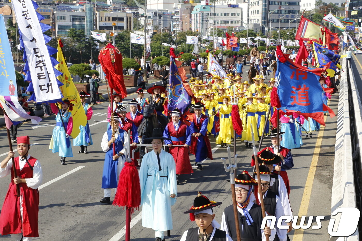 본문 이미지 - 7일 경북 영천시 일원에서 열린 조선통신사행렬 재현행사에서 조선통신사 정사,부사,종사관이 가마에 탄 채 시가지를 행진하고 있다. 조선통신사는 1607년 일본의 요청으로 204년간 12차례 일본으로 갔던 조선의 문화,외교사절단이다. 2018.10.7/뉴스1 ⓒ News1 정우용 기자