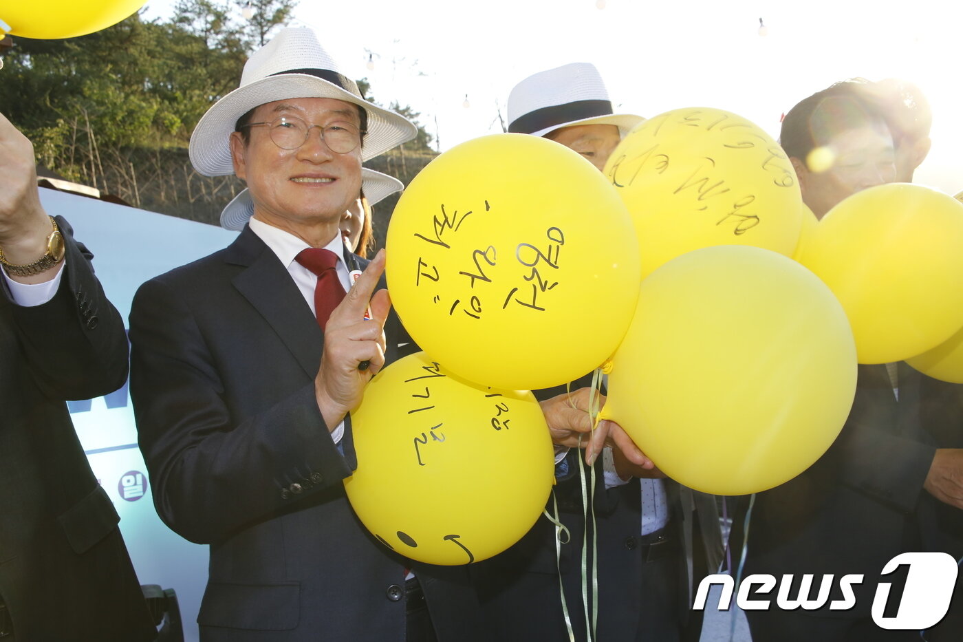 본문 이미지 - 7일 경북 영천한의마을에서 열린 와인페스타에 참석한 최기문 영천시장이 2017년 빈티지 와인을 개봉한 뒤 풍선을 날리는 퍼포먼스를 하고 있다. 2018.10.7/뉴스1 ⓒ News1 정우용 기자