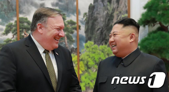 마이크 폼페이오 미국 국무장관(왼쪽)과 김정은 북한 국무위원장. (트럼프 대통령 트위터) 2018.10.8/뉴스1
