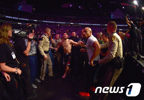 UFC의 하빕 누르마고메도프(가운데). © AFP=News1