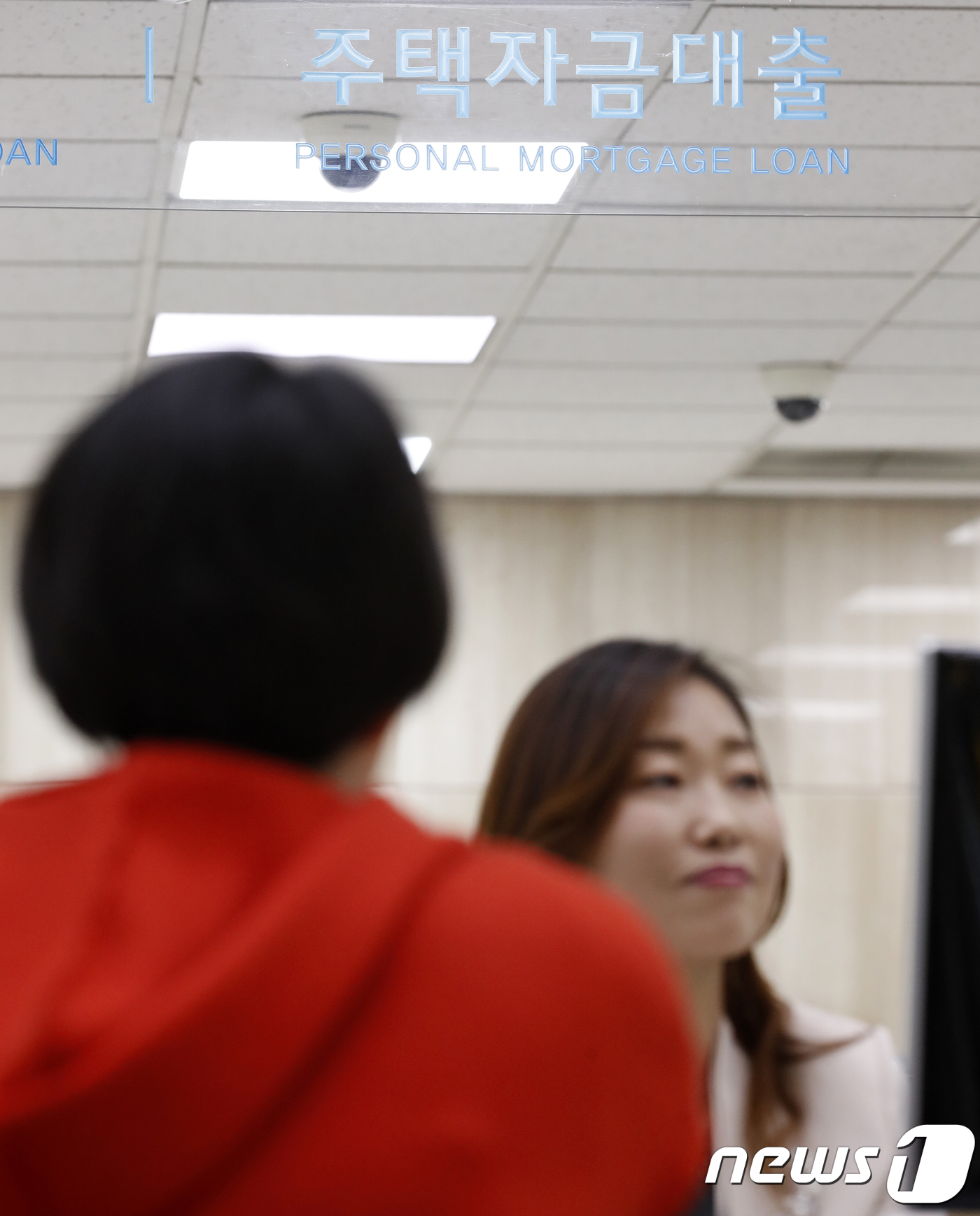 (서울=뉴스1) 이승배 기자 = 정부가 9.13부동산대책 후속조치로 이달 15일부터 2주택 이상의 다주택자들의 전세자금 대출을 전면 금지한다. 또한 1주택자라도 부부 합산 소득이 …