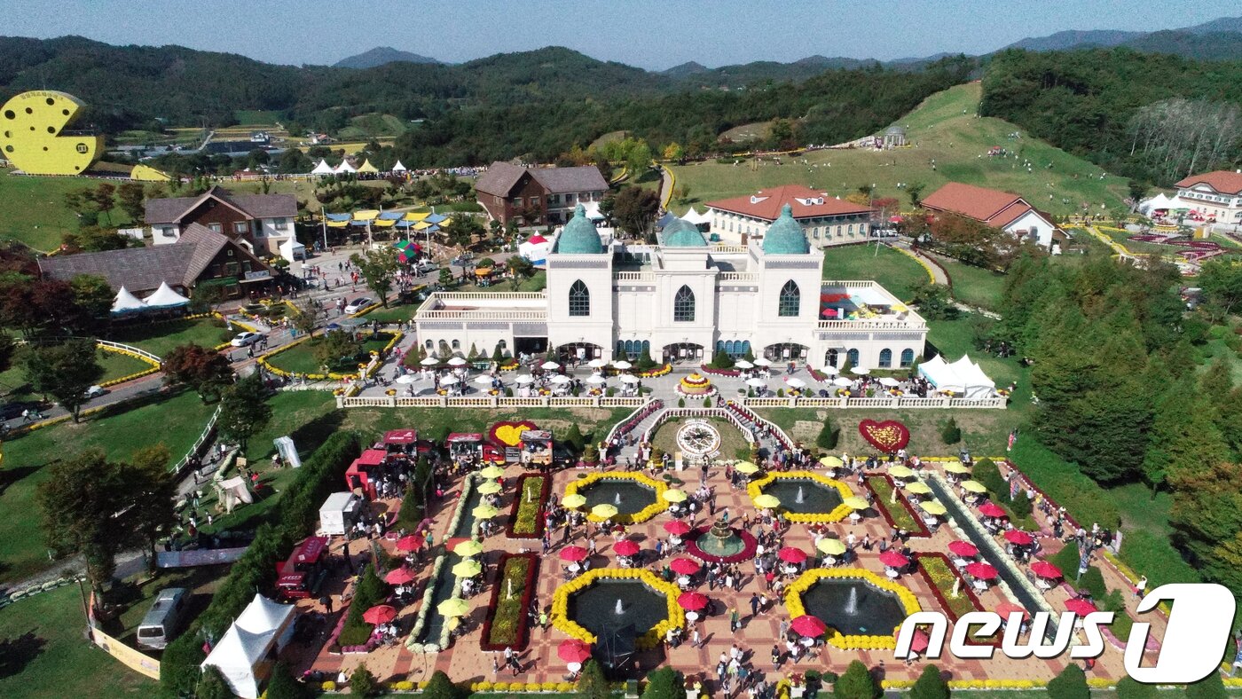 본문 이미지 - 지난해 전북 임실군 임실치즈테마파크에서 열린 '2018 임실N치즈축제'를 찾은 관광객들로 축제장이 붐비고 있다. (임실군 제공) 2018.10.8/뉴스1 ⓒ News1 문요한 기자