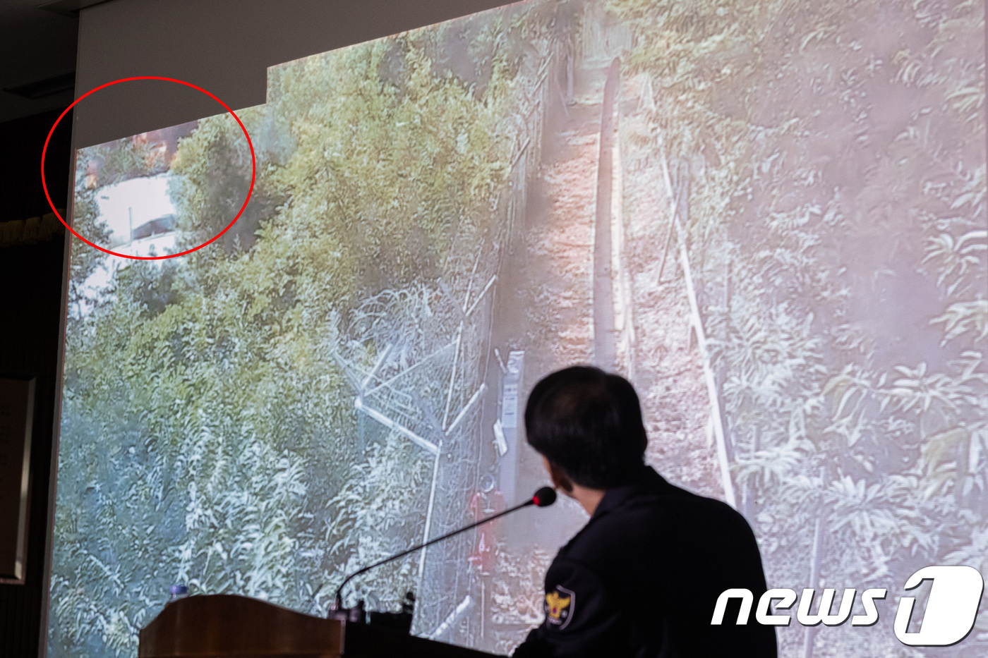 (고양=뉴스1) 유승관 기자 = 강신걸 경기 고양경찰서장이 9일 경기 고양경찰서에서 열린 고양저유소 화재 사건 중간수사결과 브리핑에서 화재당시 CCTV영상을 공개하고 있다.경기 고 …