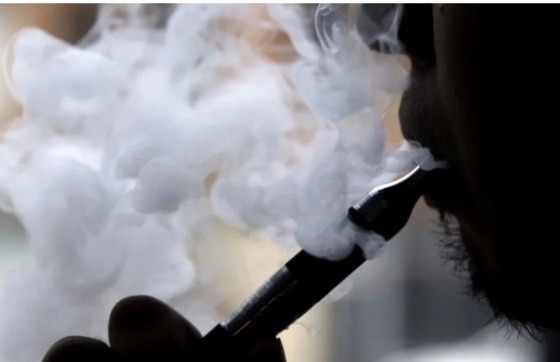 전자담배를 피우고 있는 모습 © AFP=뉴스1 자료 사진 