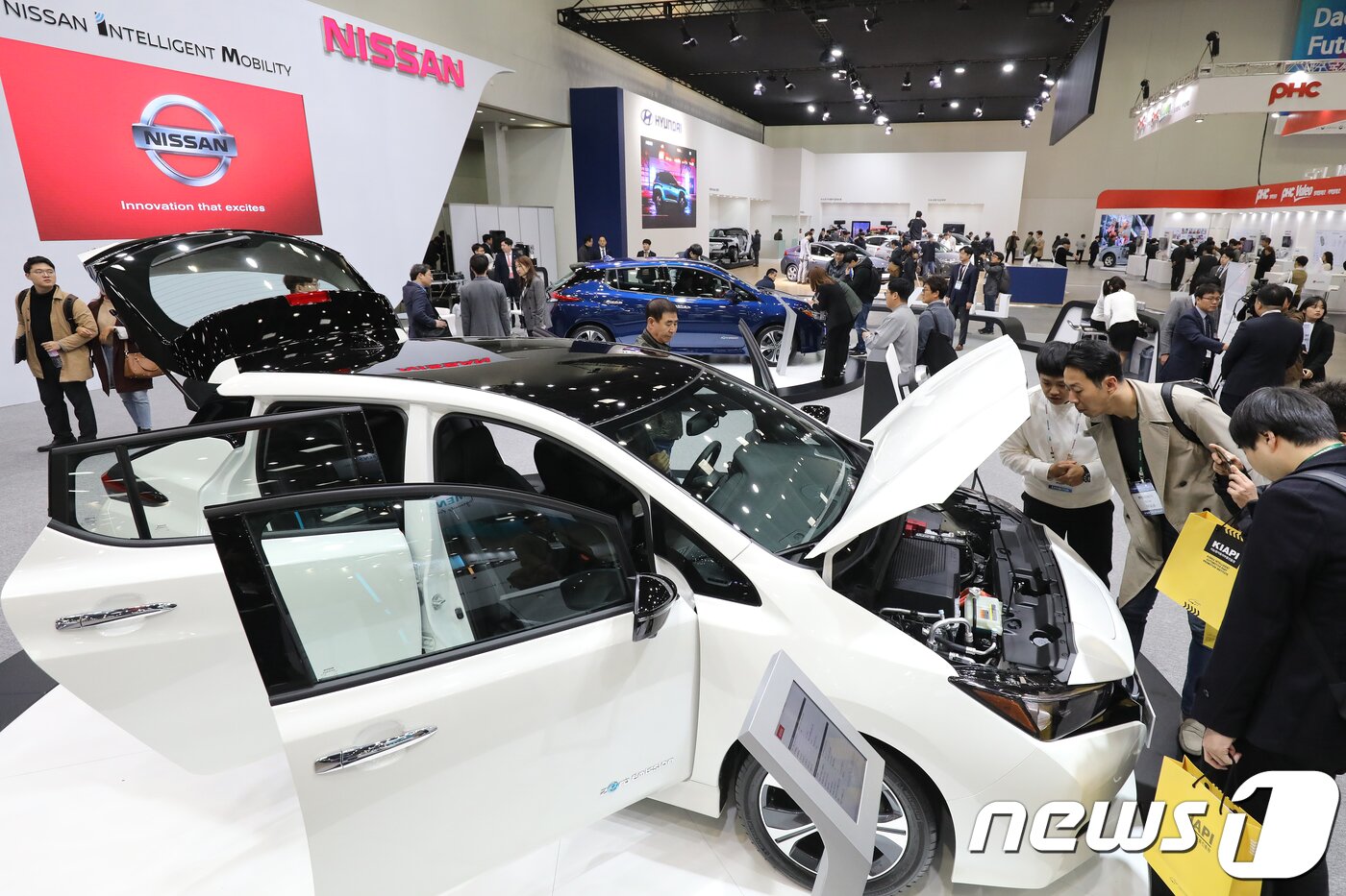 본문 이미지 - 지난해 11월1일 대구 엑스코에서 개막한 ‘대구국제미래자동차엑스포(DIFA 2018)’ 현장을 찾은. 관람객들이 국내 최초로 공개되는 닛산의 새로운 전기차 신형 리프(LEAF)를 살펴보는 모습. 2018.11.1/뉴스1 DB ⓒ News1 공정식 기자