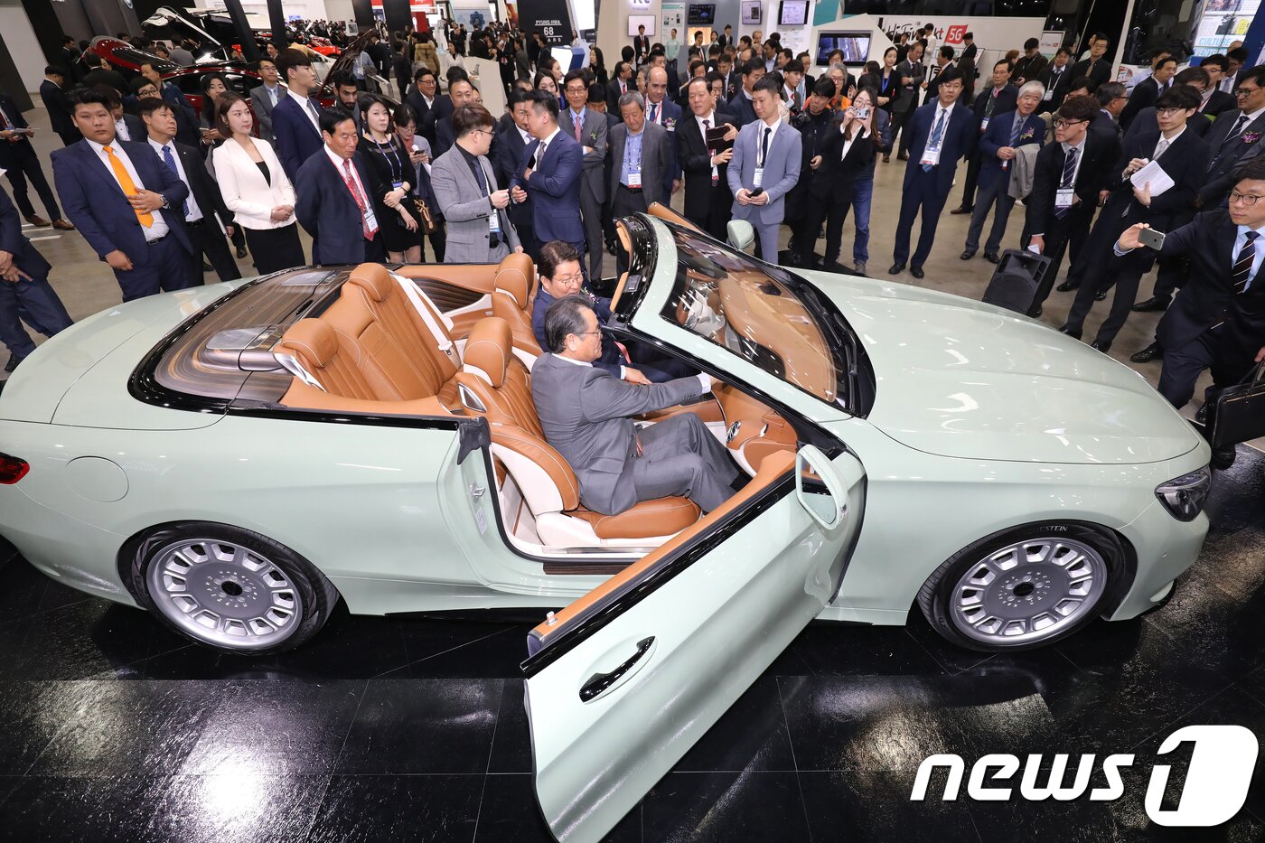 본문 이미지 - 지난해 11월1일 대구 엑스코에서 개막한 ‘대구국제미래자동차엑스포(DIFA 2018)’ 현장을 찾은 권영진 대구시장이 독일 칼슨(Carlsson)사의 튜닝 벤츠를 시승하는 모습. 2018.11.1/뉴스1 DB ⓒ News1 공정식 기자