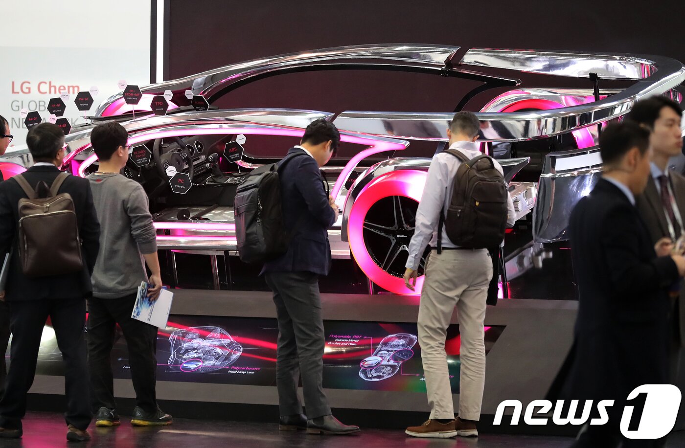 본문 이미지 - 지난해 11월1일 대구 엑스코에서 개막한 ‘대구국제미래자동차엑스포(DIFA 2018)’ 현장을 찾은 관람객들이 다향한 종류의 미래자동차를 살펴보는 모습. 2018.11.1/뉴스1 DB ⓒ News1 공정식 기자