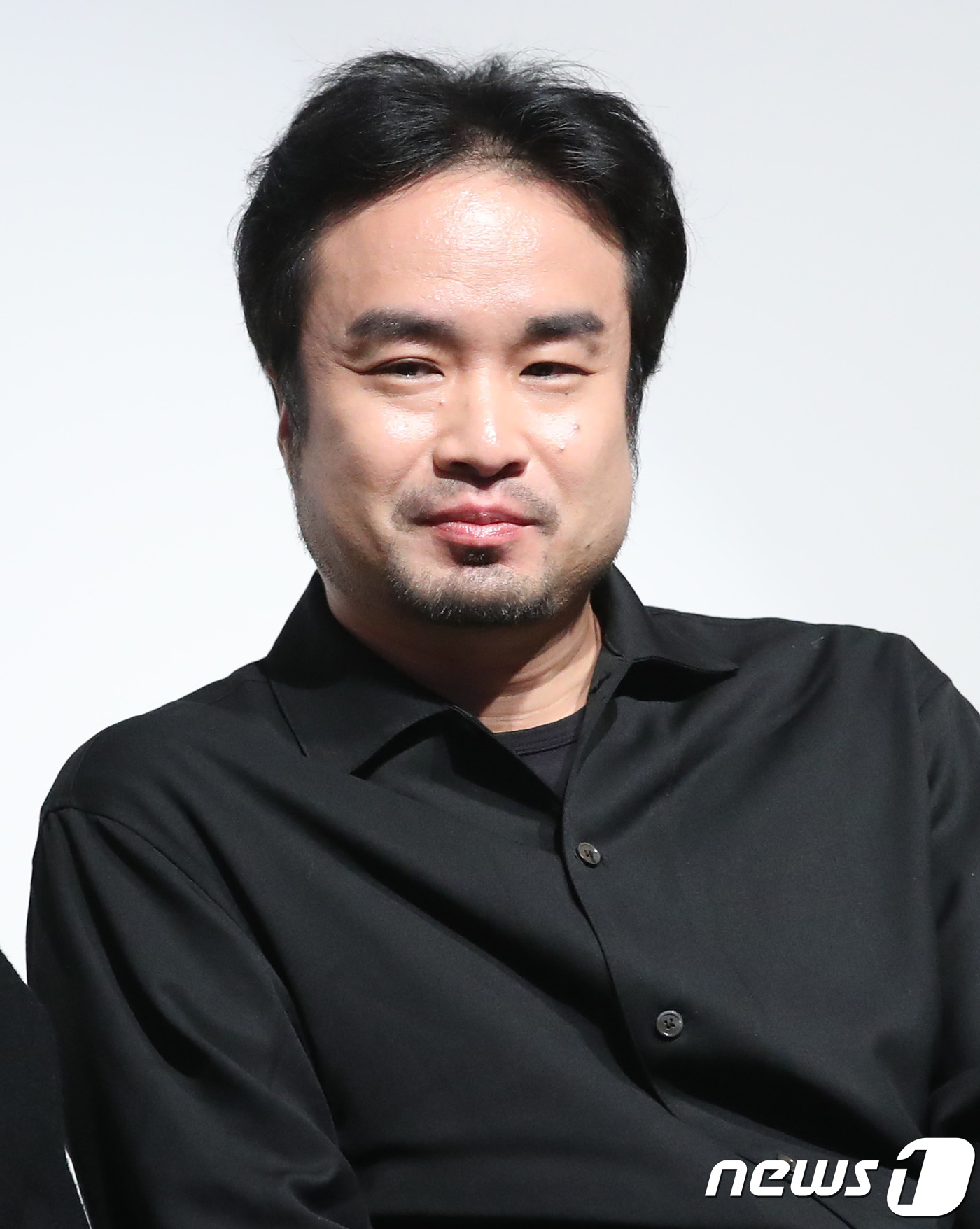 (서울=뉴스1) 권현진 기자 = 장기하와 얼굴들 하세가와 요헤이가 1일 오후 서울 여의도 위워크에서 열린 마지막 앨범 ‘mono’ 발매 기념 음악감상회에 참석해 미소를 짓고 있다. …