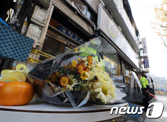 지난해 11월10일 오전 서울 종로구 관수동 고시원 화재현장 앞에 희생자들을 기리는 꽃이 놓여 있다./뉴스1 © News1 이재명 기자