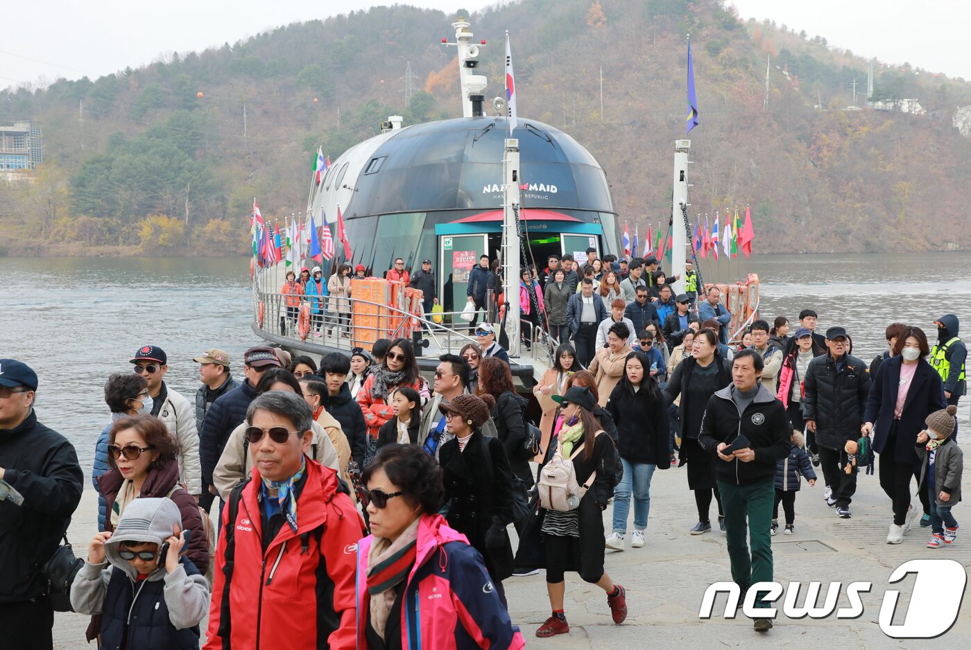 본문 이미지 - 10일 강원 춘천시 남이섬 선착장에서 관광객들이 늦가을을 만끽하기 위해 남이섬으로 향하고 있다.2018.11.10/뉴스1 ⓒ News1 이찬우 기자