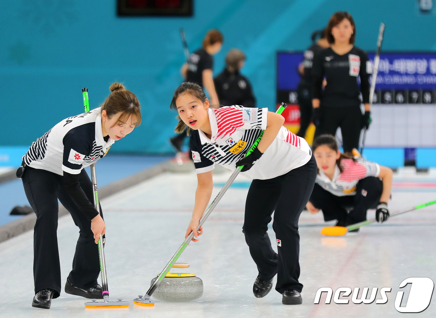 (강릉=뉴스1) 고재교 기자 = 국가대표 춘천시청 여자 컬링팀 김혜린과 김수진이 10일 강원도 강릉컬링센터에서 열린 ‘2018 아시아태평양 컬링선수권대회(PACC)' 여자 결승전 …