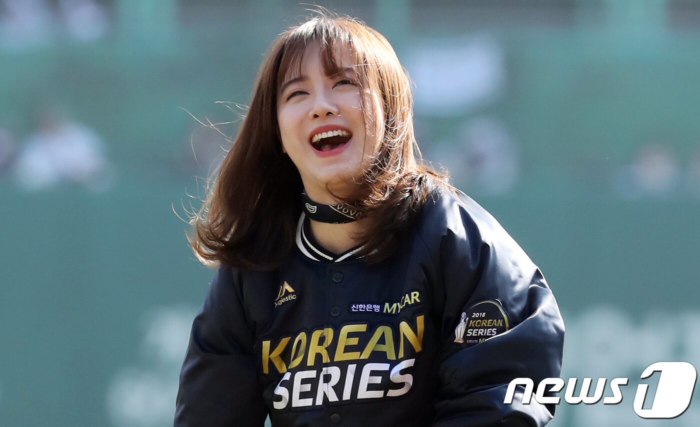 본문 이미지 - 배우 구혜선이 10일 오후 인천 미추홀구 SK행복드림구장에서 열린 2018 프로야구 신한은행 마이카 KBO 한국시리즈 5차전 두산 베어스와 SK 와이번스의 경기에서 시구 후 미소를 보이고 있다. 2018.11.10/뉴스1 ⓒ News1 황기선 기자