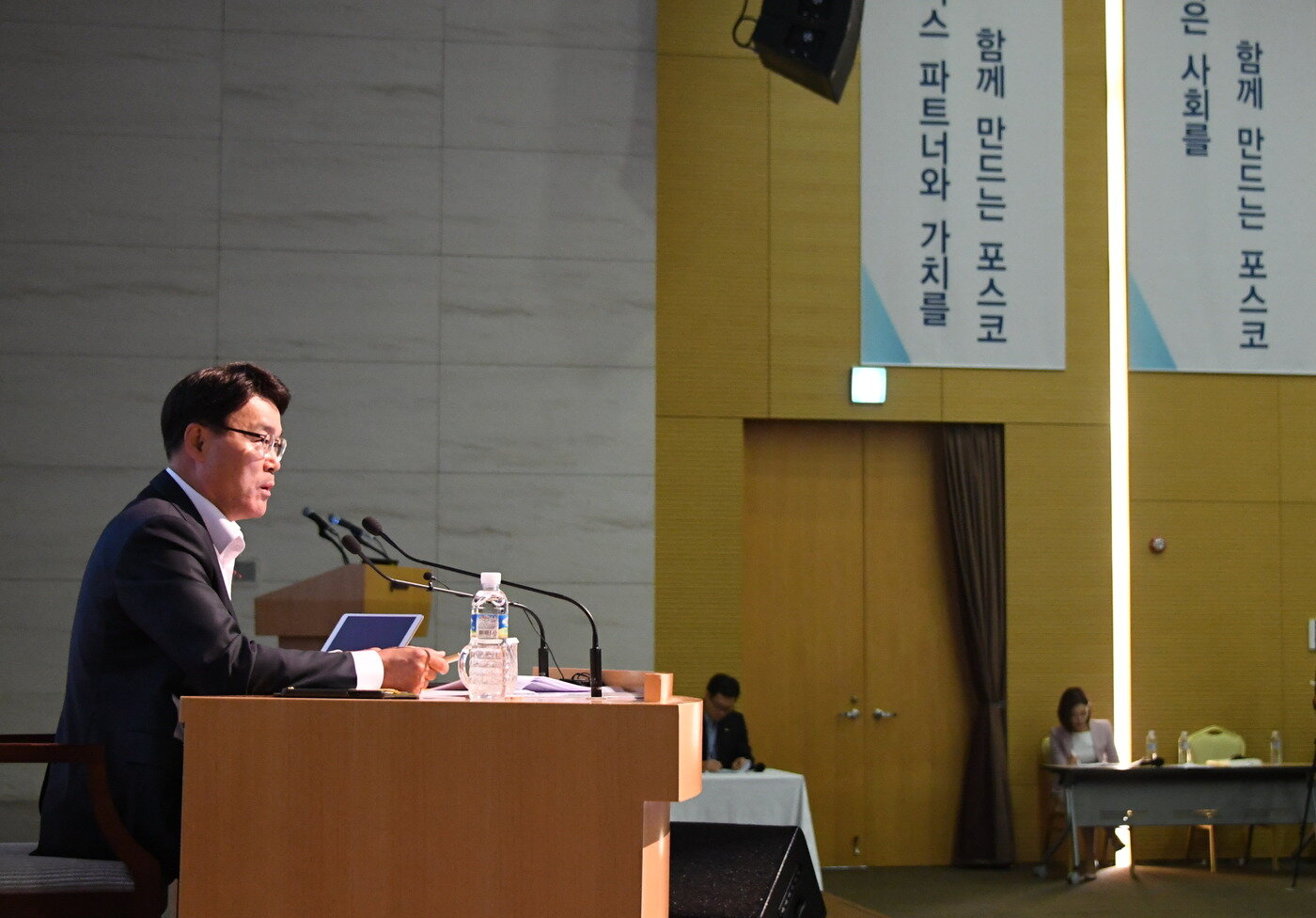 본문 이미지 - 최정우 포스코 회장이 지난 5일 최정우 회장 취임 100일을 맞아 지난 5일 열린‘With POSCO 경영개혁 실천대회’에서 개혁 방향을 설명하는 모습. ⓒ News1