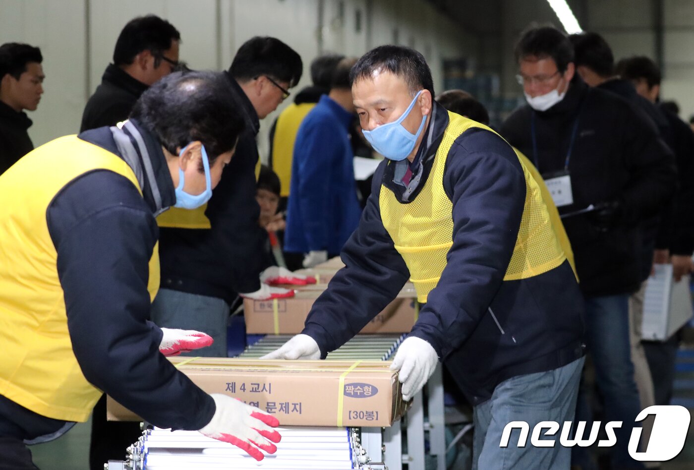 본문 이미지 - 2019학년도 대학수학능력시험을 사흘 앞둔 12일 세종시의 한 인쇄업체에서 관계자들이 전국 각 시험 지구별로 배부될 문답지를 트럭으로 옮기고 있다. /뉴스1 ⓒ News1