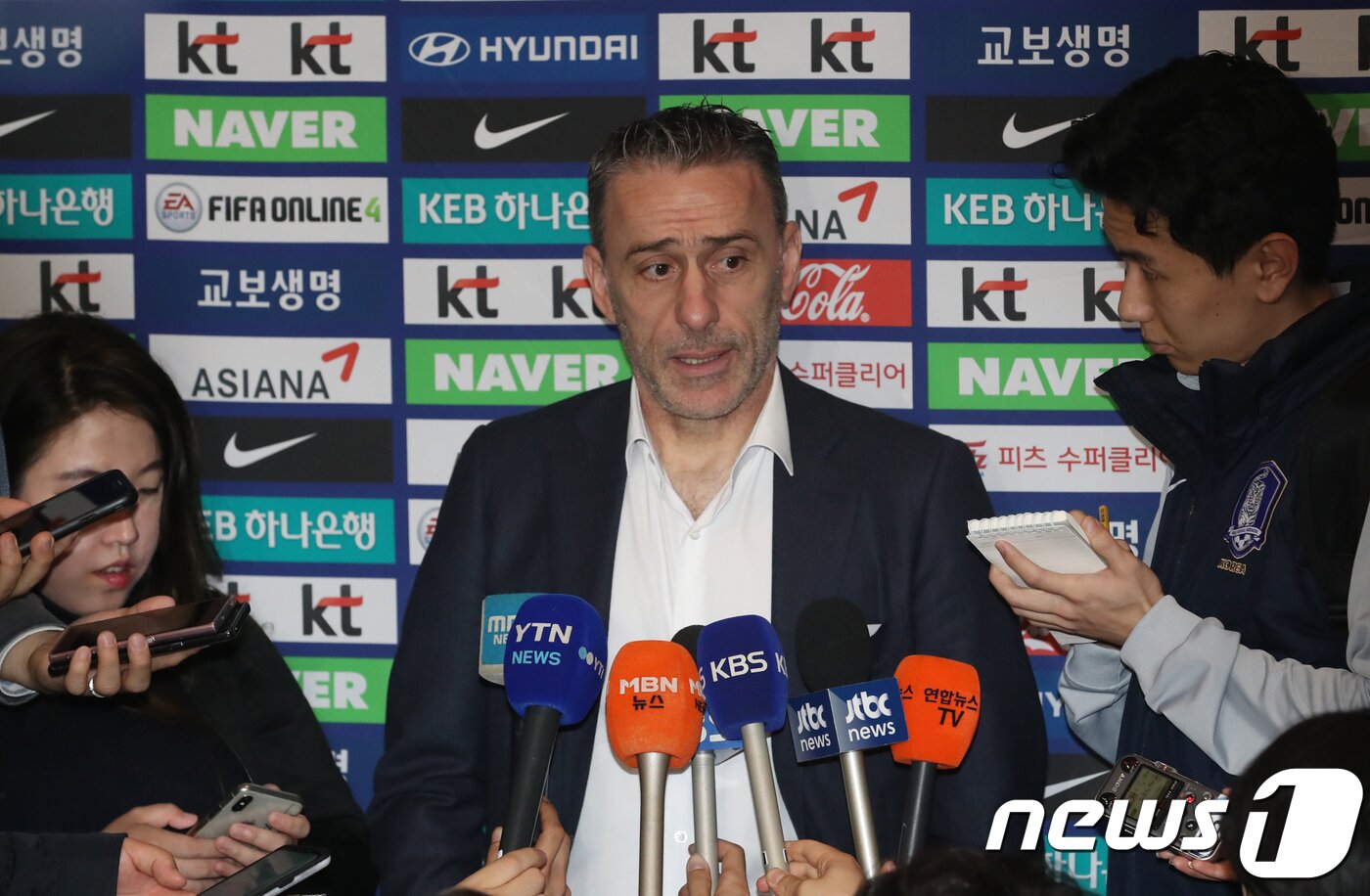본문 이미지 - 파울루 벤투 남자축구국가대표팀이 12일 인천공항 제2터미널 출국장에서 호주 원정 친선 경기 출국에 앞서 취재진의 질문을 받고 있다. 대한민국 남자축구국가대표팀은 12일 호주, 20일 우즈베키스탄과 각각 경기를 치른다. 2018.11.12/뉴스1 ⓒ News1 송원영 기자