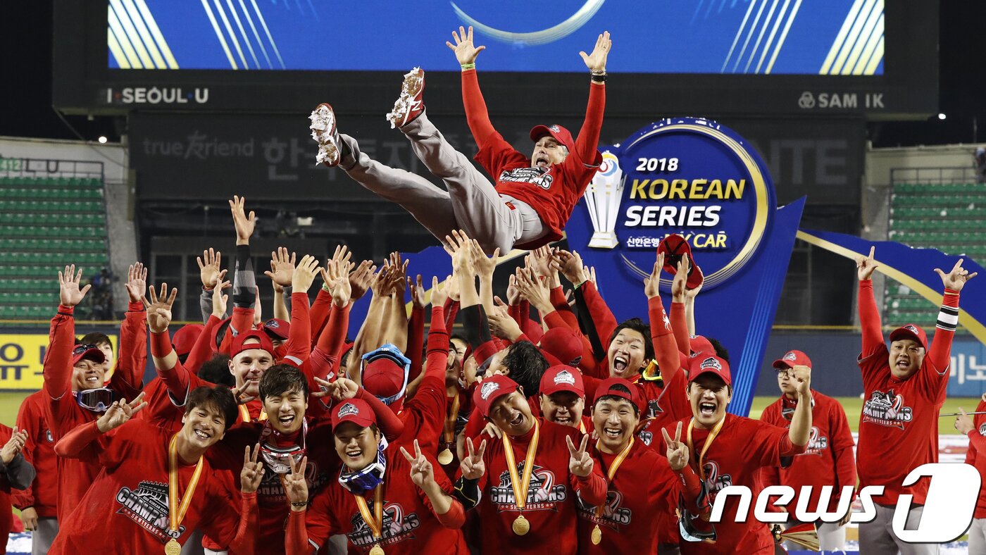 본문 이미지 - 12일 오후 서울 송파구 잠실야구장에서 열린 '2018 프로야구 신한은행 마이카 KBO 한국시리즈' 6차전 두산 베어스와 SK 와이번스의 경기에서 연장 13회 끝에 5대4로 승리해 한국시리즈 우승을 차지한 SK 와이번스 선수들이 트레이 힐만 감독을 행가래하고 있다. 2018.11.13/뉴스1 ⓒ News1 이승배 기자
