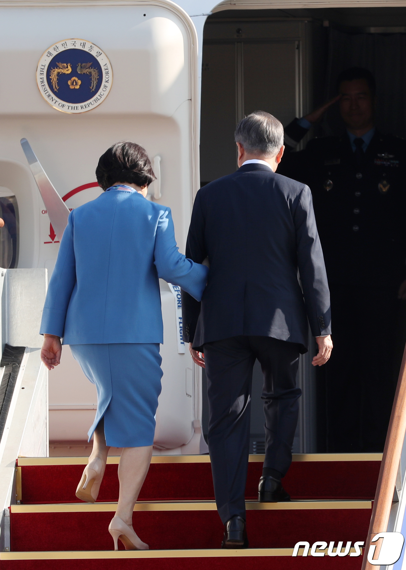 (성남=뉴스1) 박세연 기자 = 문재인 대통령과 김정숙 여사가 13일 오전 경기도 성남 서울공항을 통해 싱가포르로 출국하고 있다. 문재인 대통령은 싱가포르와 파푸아뉴기니를 방문해 …