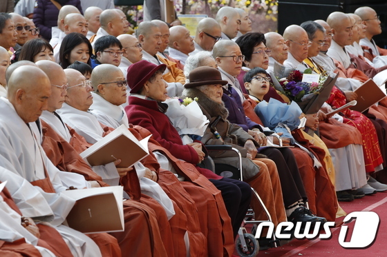 원행스님 취임법회 참석한 나눔의집 강일출-이옥선 할머니