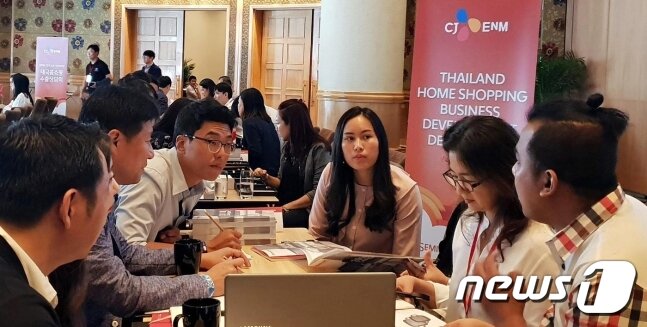 본문 이미지 - CJ ENM 태국 '홈쇼핑 시장개척단'이 현지에서 상담을  진행하고 있다. ⓒ News1