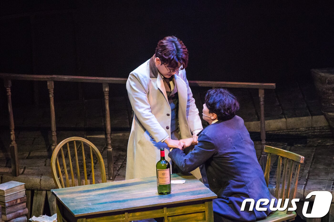 본문 이미지 - 배우 에녹(오른쪽)이 13일 서울 대학로 TOM(티오엠)에서 열린 뮤지컬 '랭보' 프레스콜에서 '시인의 왕'이라 불리는 베를렌느를 연기하고 있다. 창작 뮤지컬 '랭보'는 프랑스의 천재시인 아르튀르 랭보(1854~1891)의 삶과 그의 시를 서정적인 노래에 담아낸 작품이며 2019년 1월13일까지 무대에 오른다. 2018.11.13./뉴스1 ⓒ News1 박정환 문화전문기자