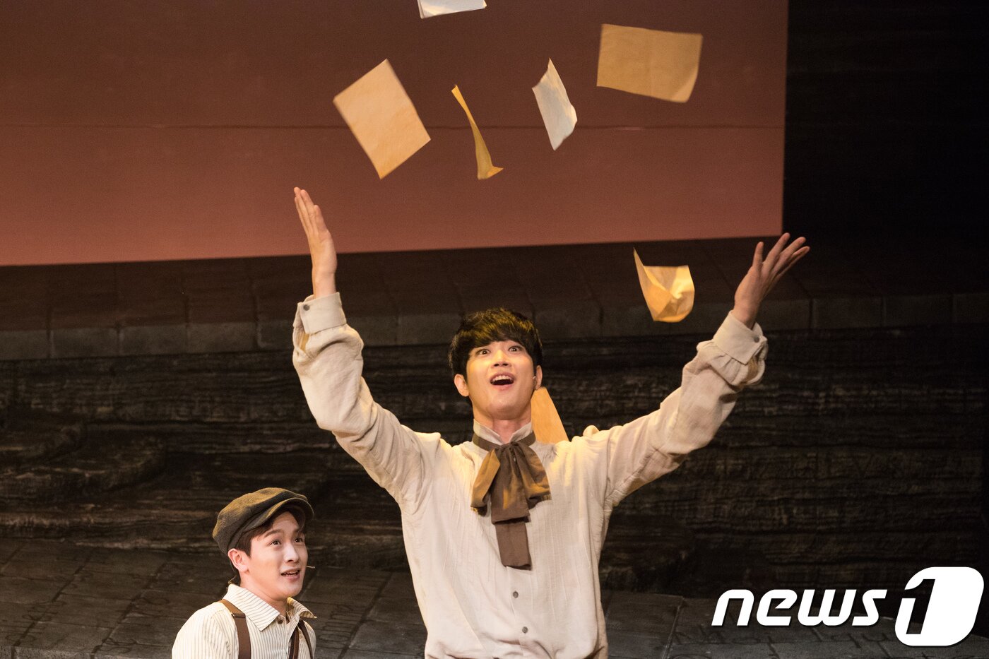 본문 이미지 - 랭보(박영수,오른쪽)가 13일 서울 대학로 TOM(티오엠)에서 열린 뮤지컬 '랭보' 프레스콜에서 새로 쓴 시가 적힌 종이를 던지고 있다. 창작 뮤지컬 '랭보'는 프랑스의 천재시인 아르튀르 랭보(1854~1891)의 삶과 그의 시를 서정적인 노래에 담아낸 작품이며 2019년 1월13일까지 무대에 오른다. 2018.11.13./뉴스1 ⓒ News1 박정환 문화전문기자
