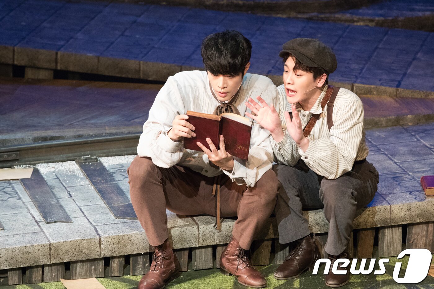 본문 이미지 - 랭보(박영수,왼쪽)가 13일 서울 대학로 TOM(티오엠)에서 열린 뮤지컬 '랭보' 프레스콜에서 베를렌느의 시집을 친구 들리에에게 읽어주고 있다. 창작 뮤지컬 '랭보'는 프랑스의 천재시인 아르튀르 랭보(1854~1891)의 삶과 그의 시를 서정적인 노래에 담아낸 작품이며 2019년 1월13일까지 무대에 오른다. 2018.11.13./뉴스1 ⓒ News1 박정환 문화전문기자